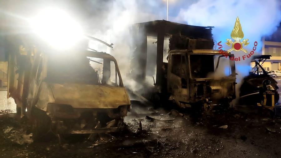 Notte di fuoco a Cagliari, distrutti due camion e due camper