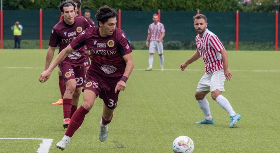 Numero 3 Andrea Fancelli in azione e in alto i tifosi amaranto domenica a Ghivizzano