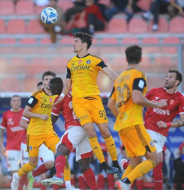 Federico Barba svetta per pulire l’area di rigore dei nerazzurri col Perugia (foto agenzia Sestini)