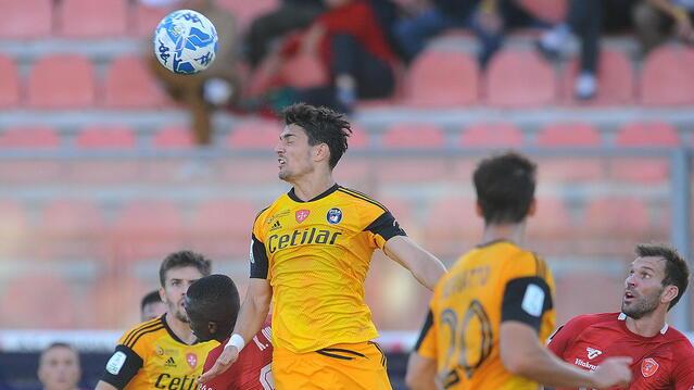 Federico Barba svetta per pulire l’area di rigore dei nerazzurri col Perugia (foto agenzia Sestini)