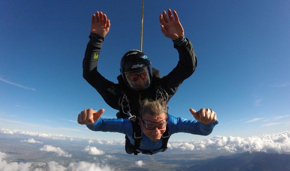 Giuseppe Chesi mentre è in volo insieme all’istruttore della scuola Sky Dive dell’aeroporto di Tassignano a Lucca