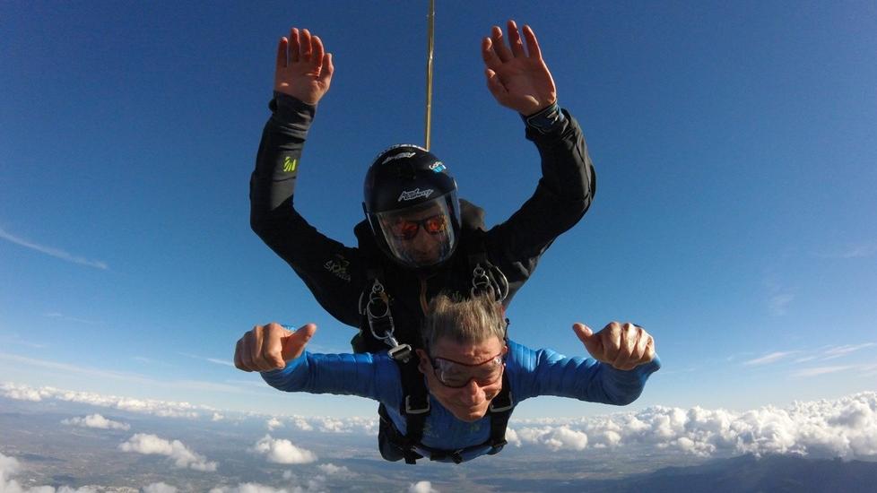 Giuseppe Chesi mentre è in volo insieme all’istruttore della scuola Sky Dive dell’aeroporto di Tassignano a Lucca