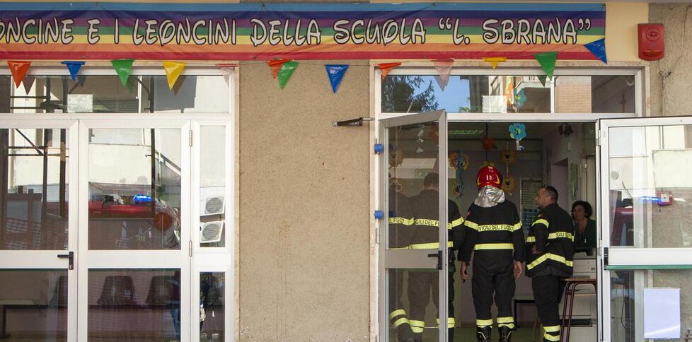 I vigili del fuoco ieri, lunedì, alla scuola Sbrana