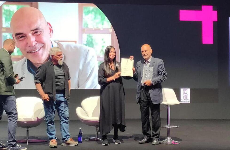 La consegna del premio Donne del Marmo da parte di Sara Vannucci a Giordano Bruno Guerra