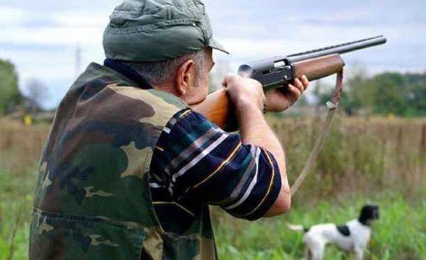 Ferito a un ginocchio da una fucilata, non viene soccorso: cacciatore denuncia l’episodio ai carabinieri