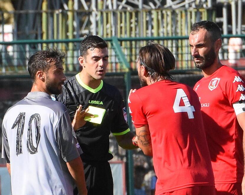 L’espulsione di Martino nel corso del secondo tempo contro il Trestin (foto Bf)