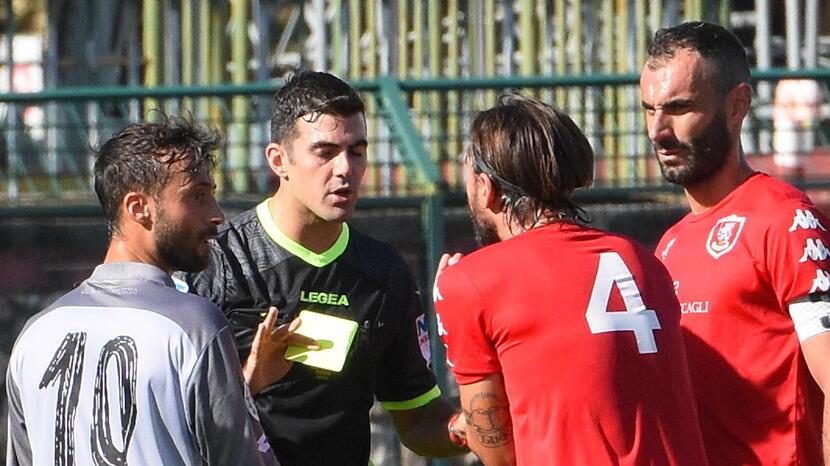 L’espulsione di Martino nel corso del secondo tempo contro il Trestin (foto Bf)
