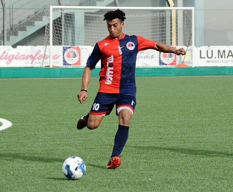 l regista del Cecina, Mounir El Falahi, in azione durante la partita contro il Sant’Andrea vinta per 5-0 dai rossoblù grazie alle reti di Diagne, dello stesso El Falahi e alla tripletta di Folegnani (foto Michele Falorni/Silvi)