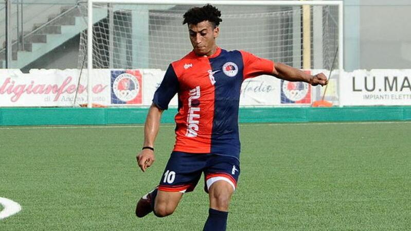 l regista del Cecina, Mounir El Falahi, in azione durante la partita contro il Sant’Andrea vinta per 5-0 dai rossoblù grazie alle reti di Diagne, dello stesso El Falahi e alla tripletta di Folegnani (foto Michele Falorni/Silvi)