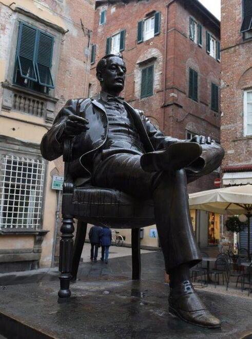 La statua di Puccini in piazza Cittadella