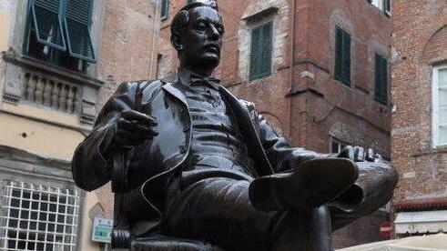 La statua di Puccini in piazza Cittadella