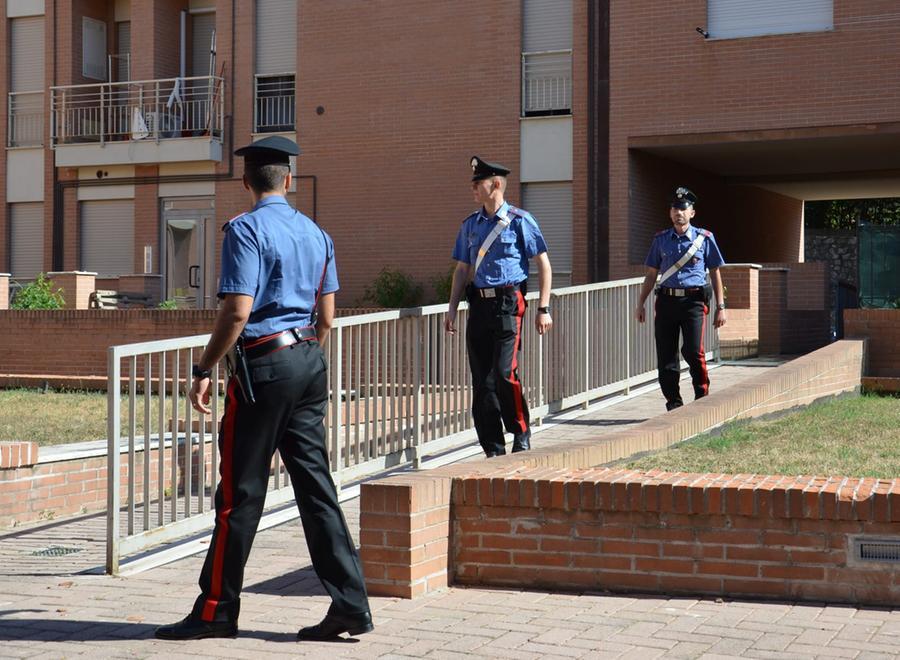Cerca di accoltellare la moglie davanti ai carabinieri, arrestato