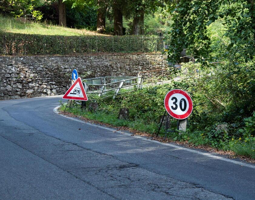 Due punti con transenne e asfalto nelle strade delle frazioni collinari (foto Nucci)