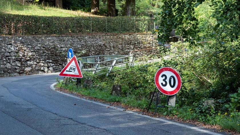 Due punti con transenne e asfalto nelle strade delle frazioni collinari (foto Nucci)