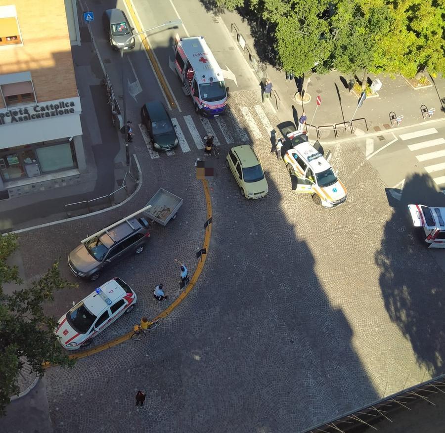 Via Ximenes, anziana investita sulle strisce
