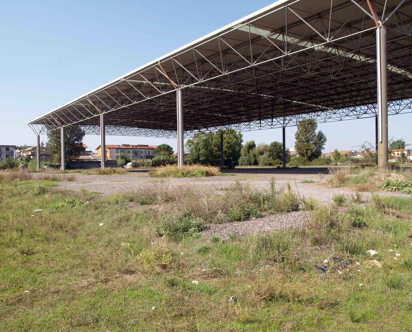 Lo scheletro del Mercato dei fiori mai nato: qui nascerà la nuova piscina comunale