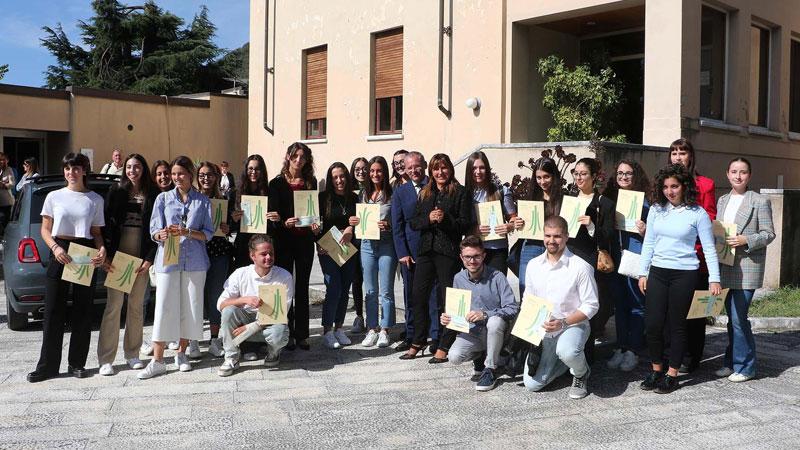 Foto di gruppo degli studenti premiati nella sede di Confindustria