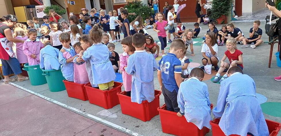 I bambini mentre pigiano l’uva