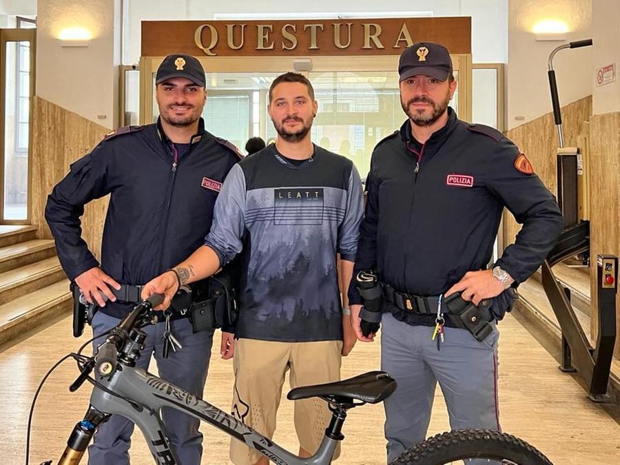 Furto a tempo: la fuga con la preziosissima bici non dura nemmeno un’ora