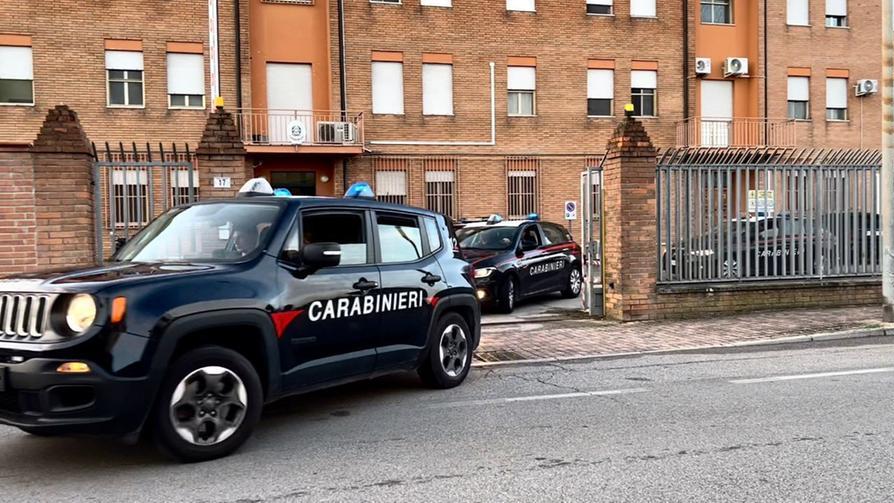 Comacchio, anziano ricattato: dammi i soldi o dico tutto a tua moglie. Amante arrestata