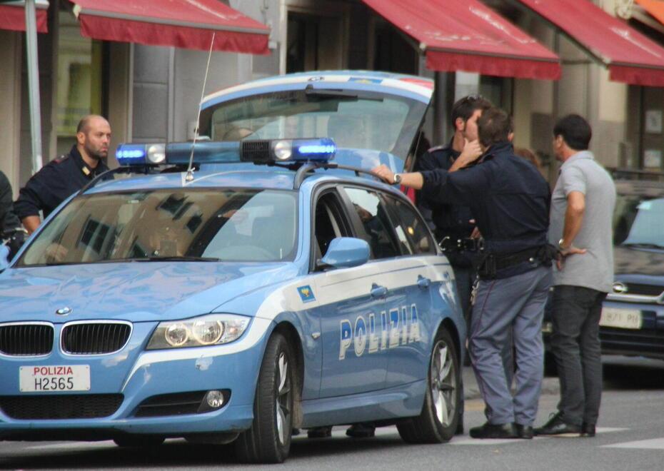 Una volante della polizia di Stato intervenuta nella zona di piazza Mazzini (foto d’archivio)