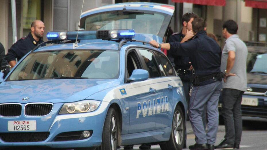 Una volante della polizia di Stato intervenuta nella zona di piazza Mazzini (foto d’archivio)