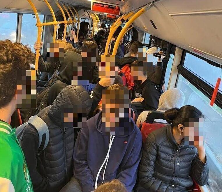 «Non c’è alcun posto libero sul bus È inaccettabile, servono soluzioni»