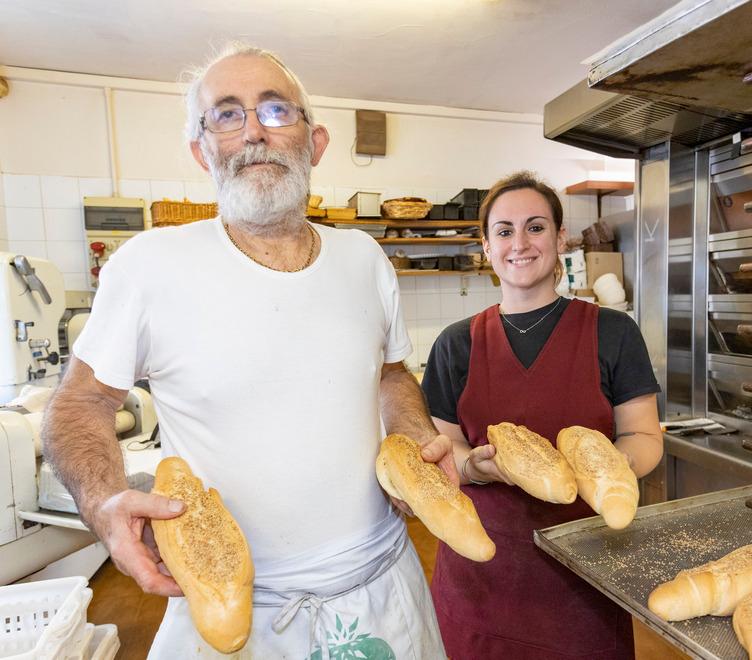 Modena, dona il pane ai clienti: «Un piccolo gesto in tempi difficili» 