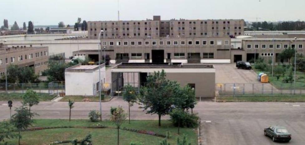 Modena, una detenuta racconta Sant’Anna: «Sporco, mini celle, poche docce» 