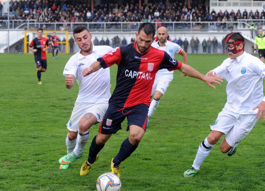 
	Un'immagine dell'ultimo derby fra Olbia e Torres giocato al Nespoli nel gennaio 2016

