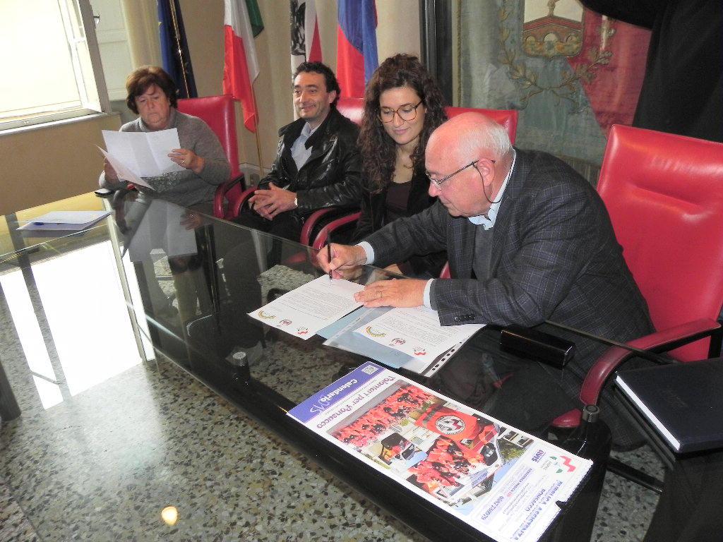 Il presidente della Pubblica Assistenza di Ponsacco, Bellarmino Bellucci con la sindaca Brogi