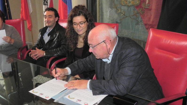 Il presidente della Pubblica Assistenza di Ponsacco, Bellarmino Bellucci con la sindaca Brogi