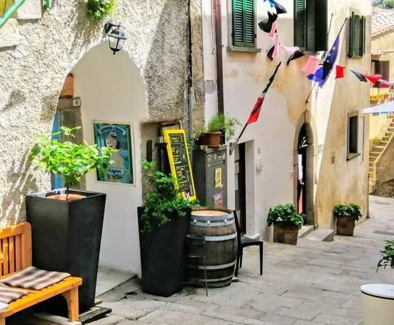 L’ingresso del bar Scipione a Giglio Castello: qui circa un mese fa, nella notte fra il 3 e il 4 settembre, era avvenuto uno dei furti denunciati dagli esercenti ai carabinieri