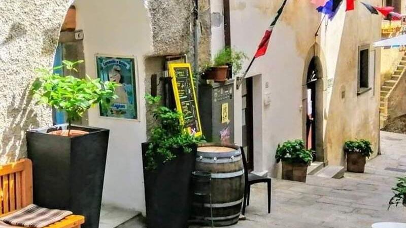 L’ingresso del bar Scipione a Giglio Castello: qui circa un mese fa, nella notte fra il 3 e il 4 settembre, era avvenuto uno dei furti denunciati dagli esercenti ai carabinieri