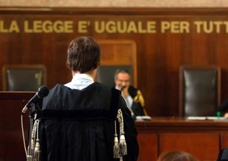 Lasciano da solo bimbo di 9 mesi: a Volterra genitori sotto processo