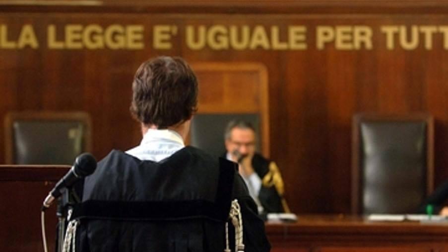 Lasciano da solo bimbo di 9 mesi: a Volterra genitori sotto processo