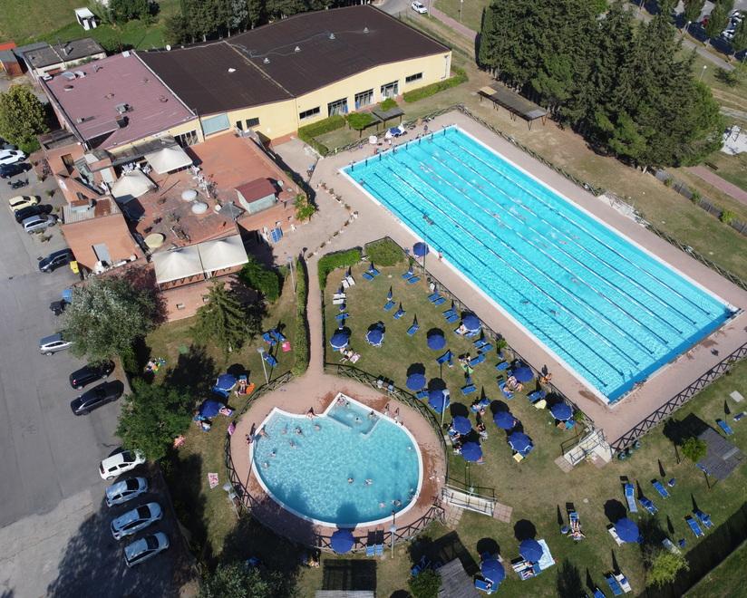 Una immagine dall’alto scattata col drone della piscina comunale Fiammetta di Certaldo