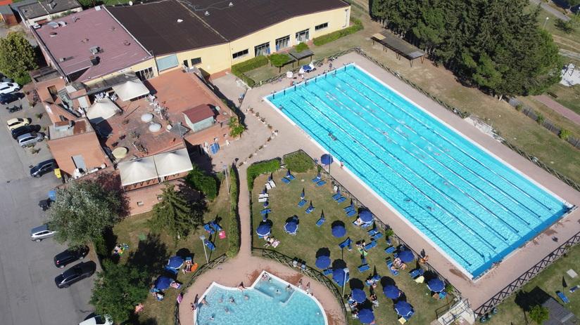 Una immagine dall’alto scattata col drone della piscina comunale Fiammetta di Certaldo