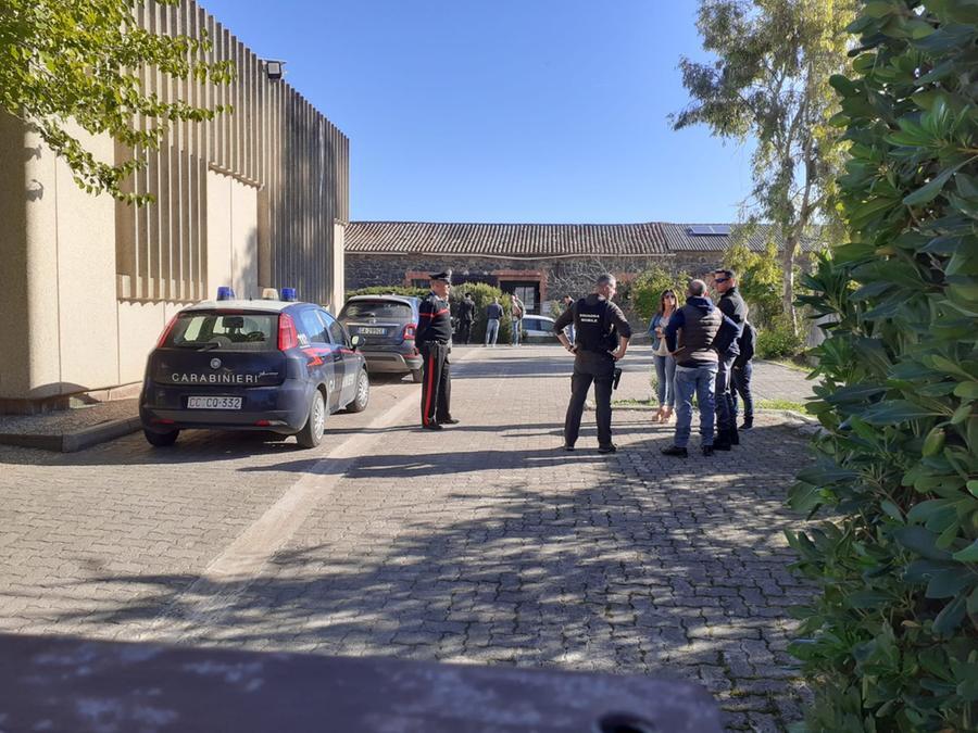 
	I carabinieri all'esterno dell'ufficio postale rapinato

