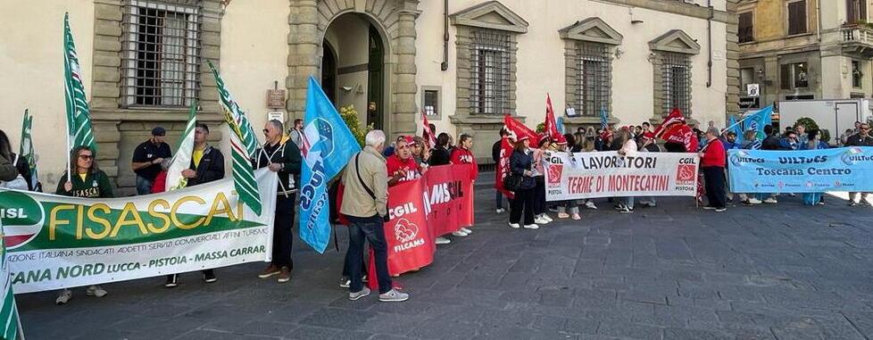 La protesta in piazza Duomo a Firenze
