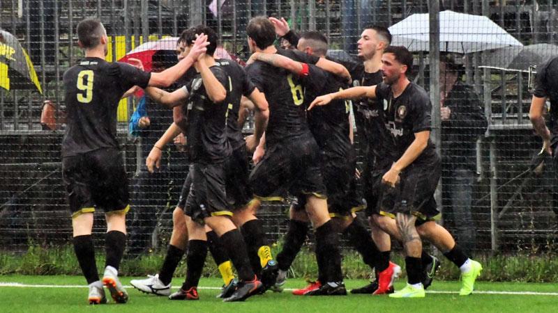 Il Signa festeggia nel derby contro la Lastrigiana (Foto Antonio Badalucco)
