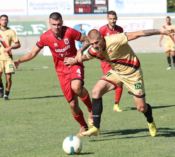 Duello tra Potop (Fiorenzuola) e Ravasio (Lucchese) nella partita di campionato: l’attaccante dell’Albinoleffe sarà in campo anche oggi