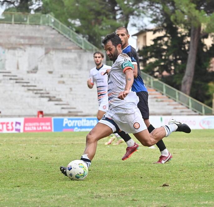 Il capitano pistoiese Caponi nella partita contro il Real Querceta (foto Nucci). Stasera al Valbisenzio si gioca il derby con il Prato che mancava da diversi anni. È un derby tra deluse, ma mister Cascione afferma di vedere i suoi “carichi”
