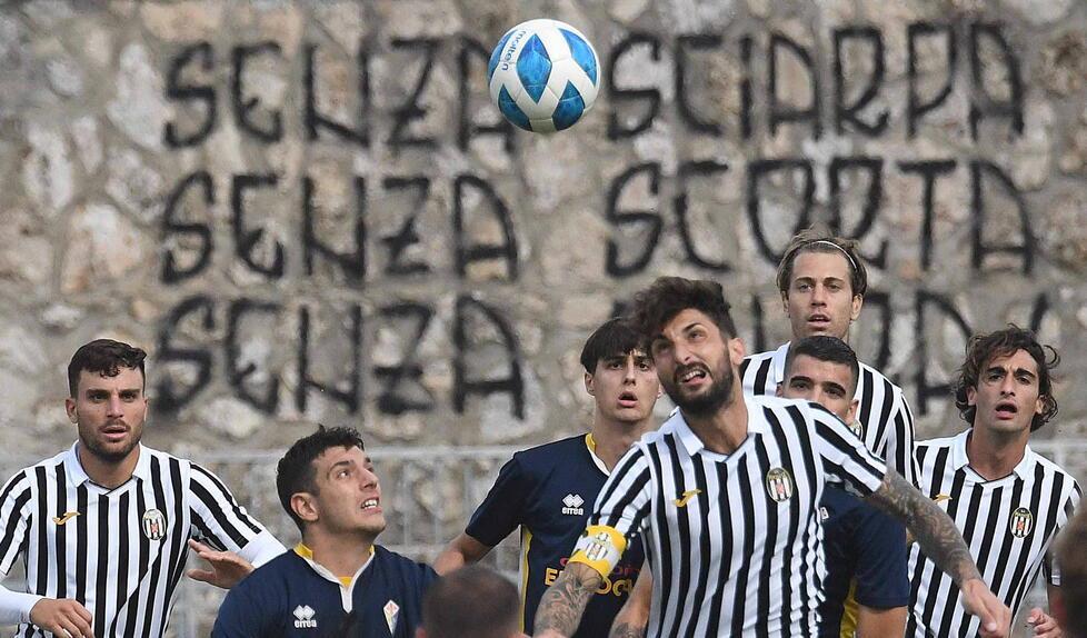 Un’azione di gioco della Massese: i bianconeri stanno preparando per incontrare in trasferta il River Pieve. La squadra di mister Moriani deve vincere il mal di pareggio e conquistare i tre punti in palio