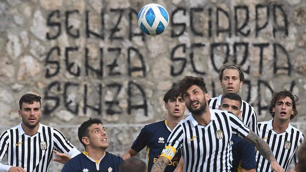 Un’azione di gioco della Massese: i bianconeri stanno preparando per incontrare in trasferta il River Pieve. La squadra di mister Moriani deve vincere il mal di pareggio e conquistare i tre punti in palio