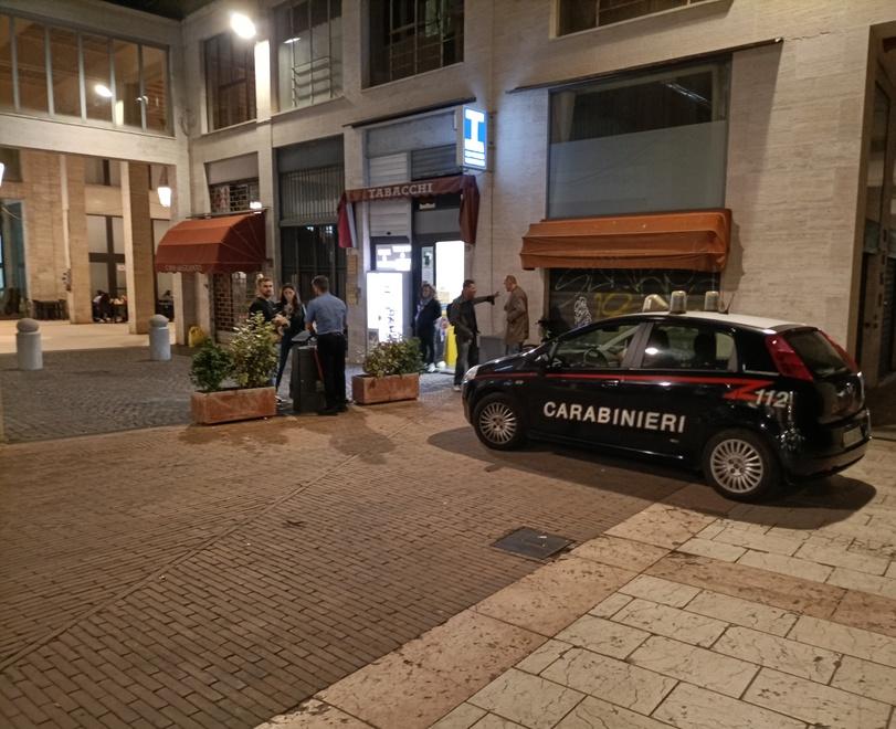 Ferrara, ragazzini si lanciano sassi: colpito avventore del bar