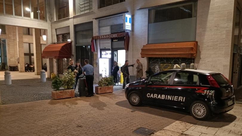 Ferrara, ragazzini si lanciano sassi: colpito avventore del bar