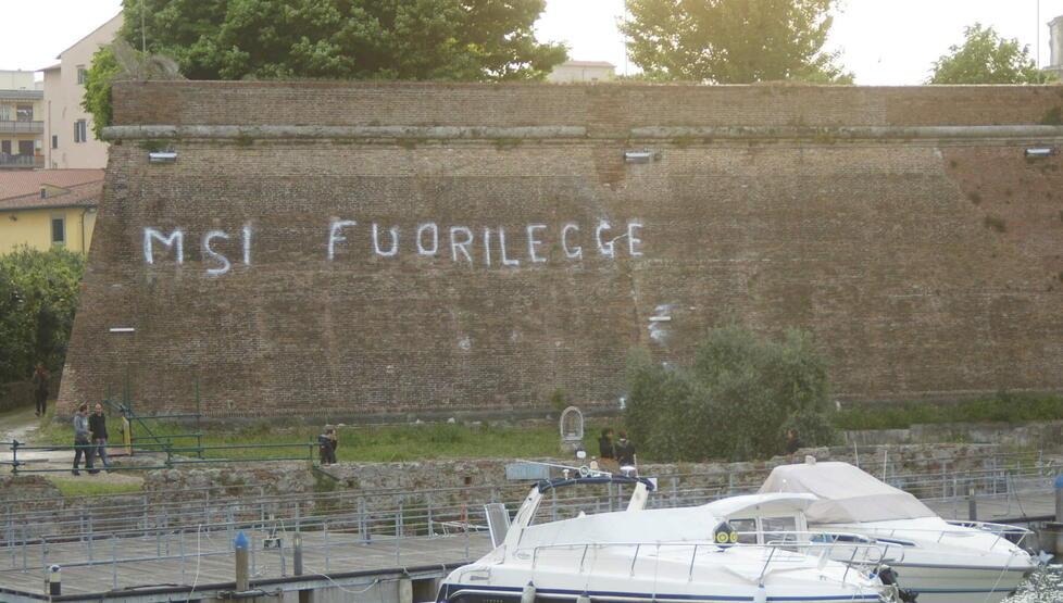 La proposta di Romiti: «Cancellate la scritta dalla Fortezza, deturpa Livorno e il Msi era legale»