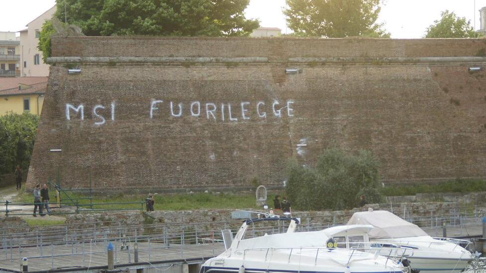 La proposta di Romiti: «Cancellate la scritta dalla Fortezza, deturpa Livorno e il Msi era legale»
