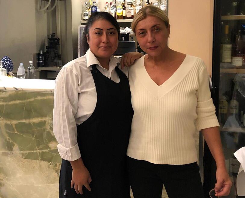 Daniela Petraglia (a destra), chef e titolare del ristorante La Pergoletta, nonché presidente di Confristoratori, nel suo locale con la collaboratrice Tatiana Changoluisa